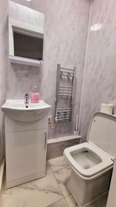 2 Bed Cosy Flat Close To Bus & Tube Station London Exterior photo