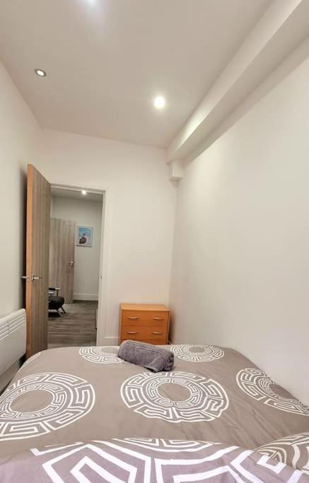 2 Bed Cosy Flat Close To Bus & Tube Station London Exterior photo