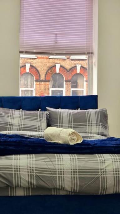 2 Bed Cosy Flat Close To Bus & Tube Station London Exterior photo