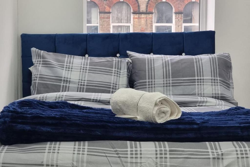 2 Bed Cosy Flat Close To Bus & Tube Station London Exterior photo